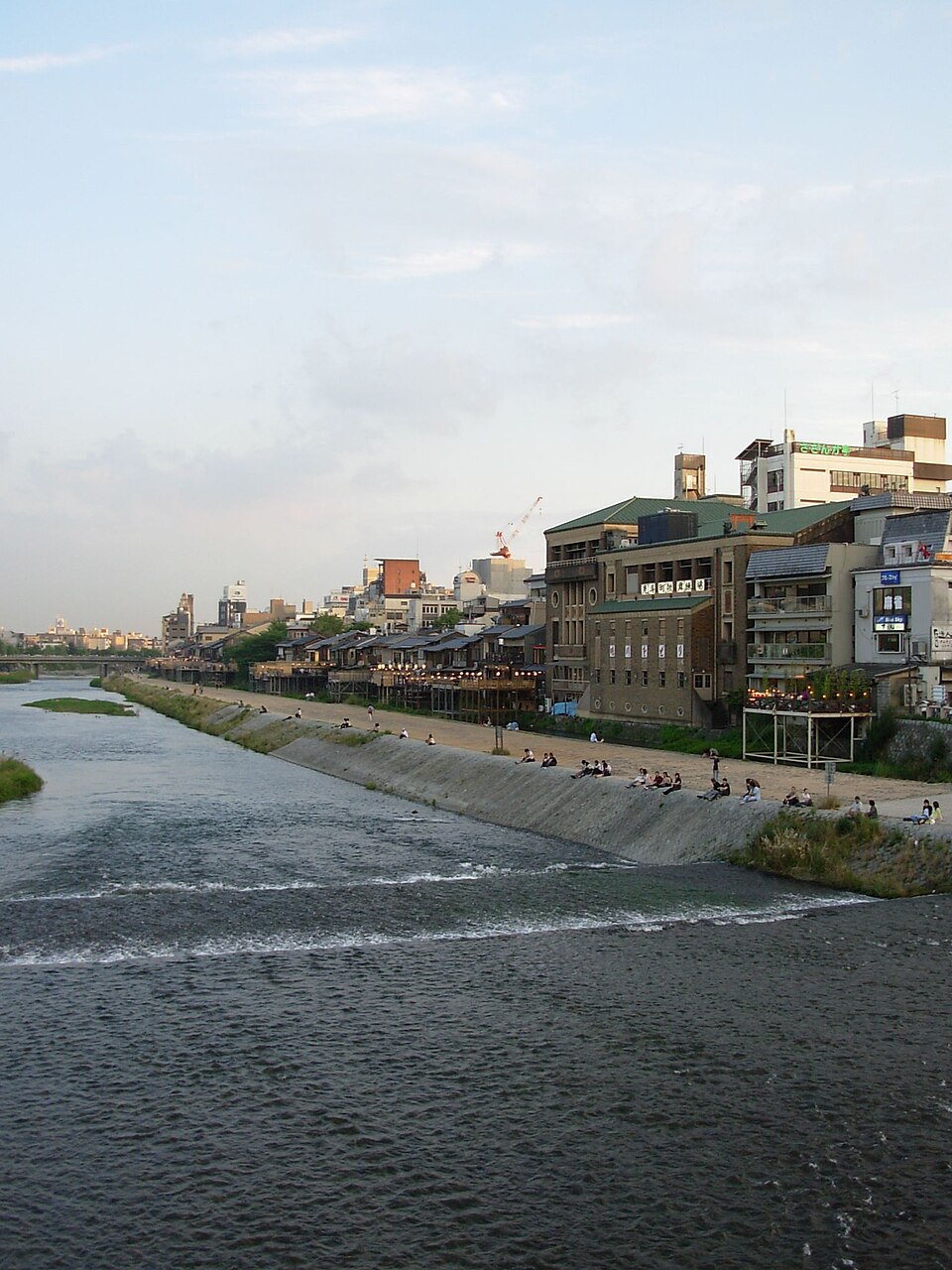 鴨川と先斗町歌舞練場の風景