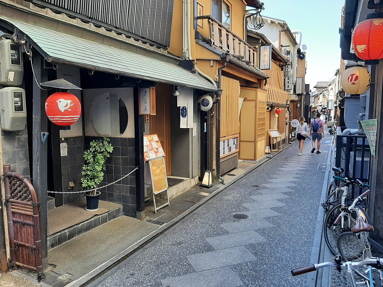 鴨川西側、先斗町周辺の飲食店が並ぶ路地