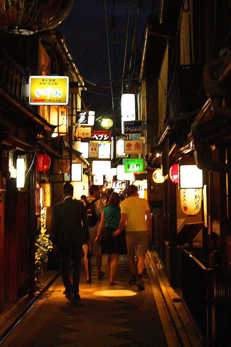 夜の先斗町の路地